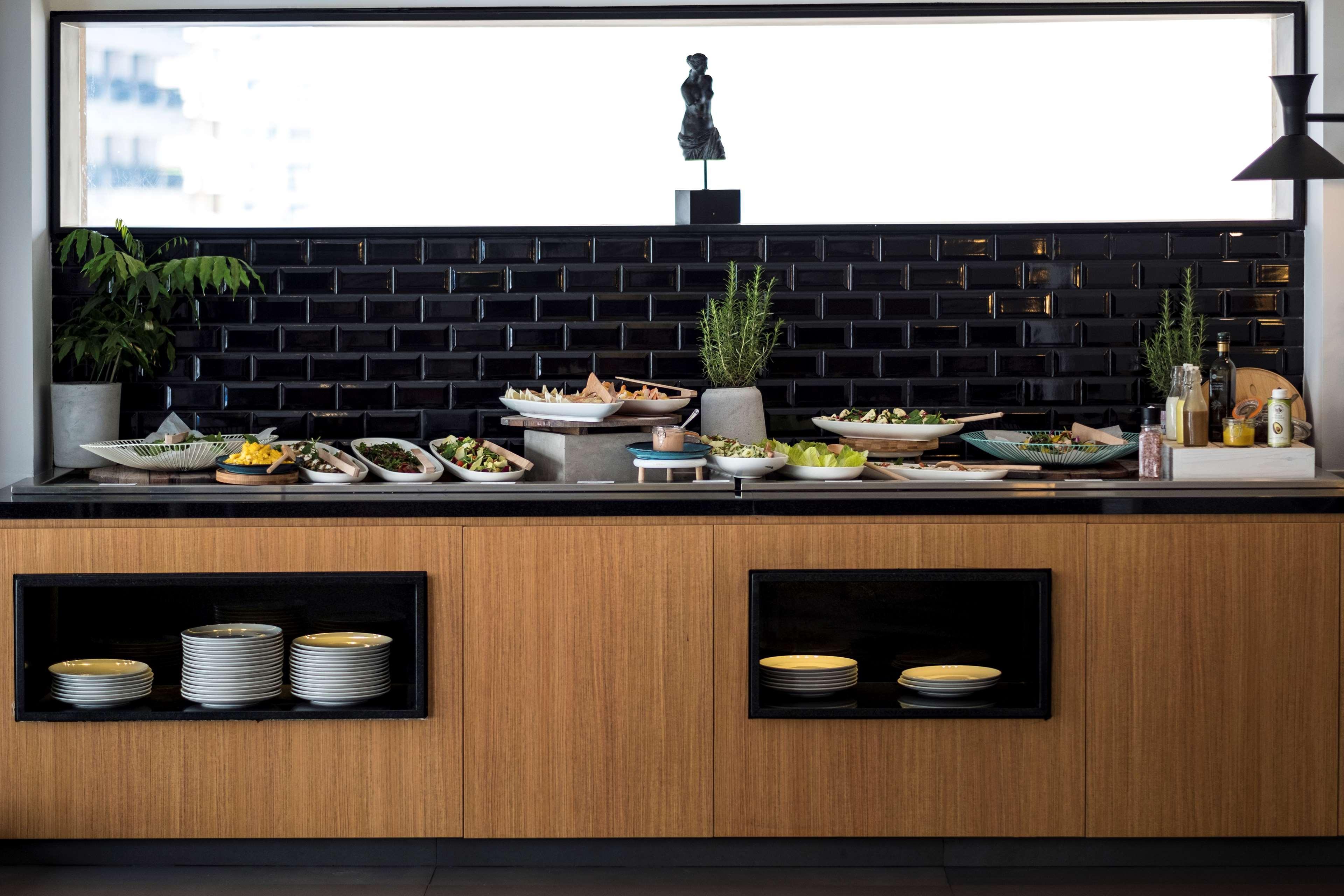 Radisson Blu Hotel, Beirut Verdun Luaran gambar A typical open kitchen