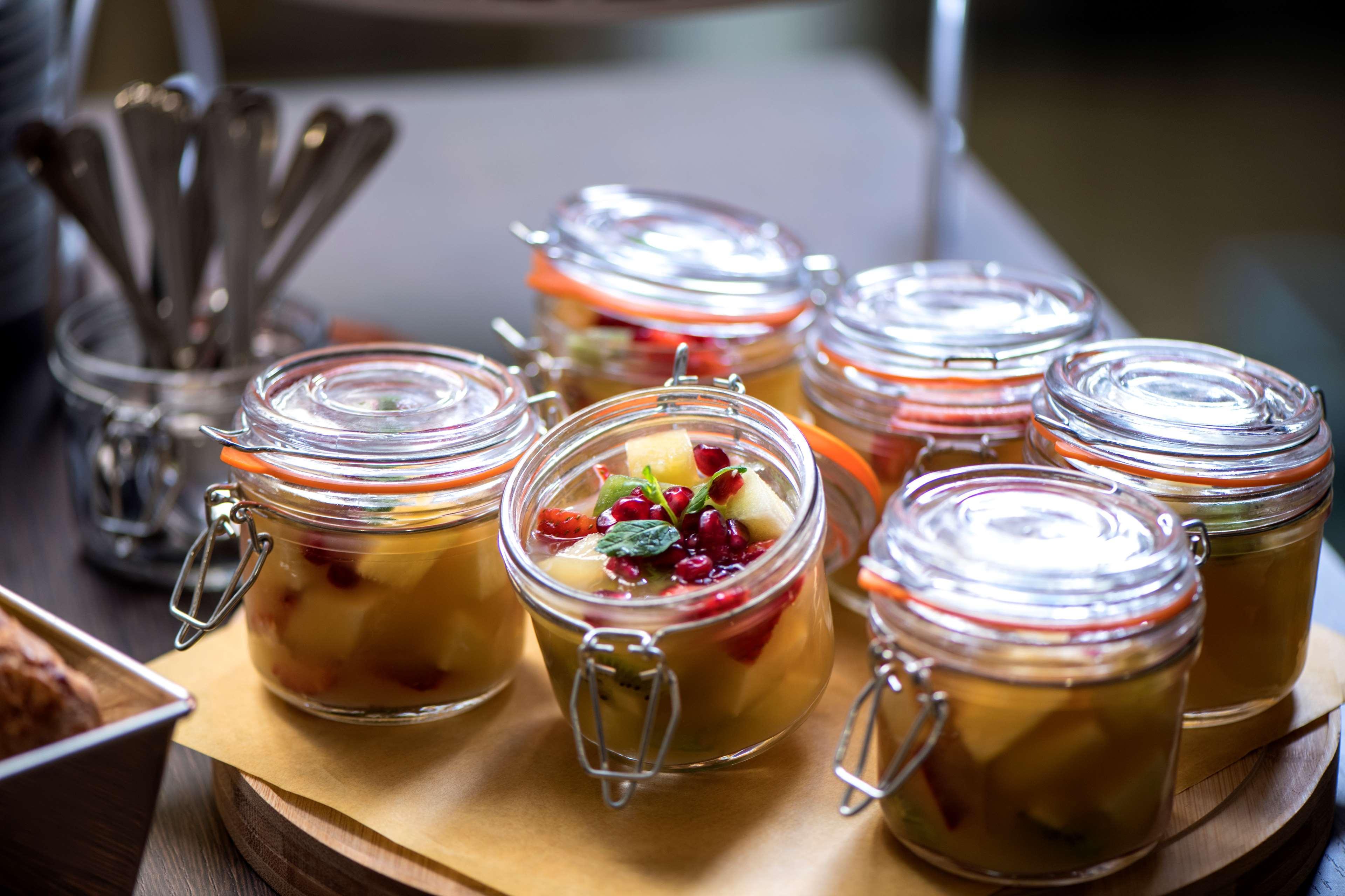 Radisson Blu Hotel, Beirut Verdun Luaran gambar Fruit salad