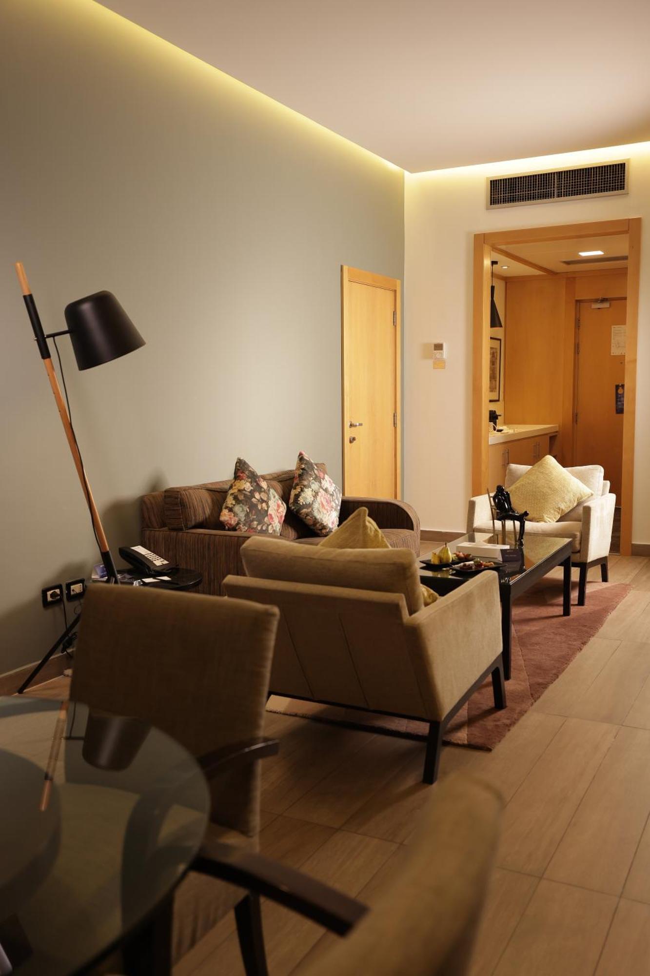 Radisson Blu Hotel, Beirut Verdun Luaran gambar A living room in a hotel suite